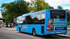 Annonser mot minkfarmer är återigen uppe på bussar i Skara. Foto: Djurrättsalliansen