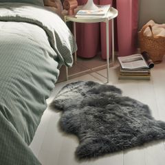 Placera mattor eller fårskinn på golvet för att isolera, här kan man ha en lite tjockare med längre lugg som du tar fram på vintern