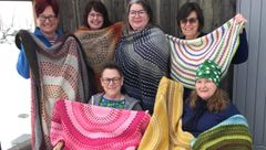 Initiativtagaren Lotta Blom, längst till vänster, och fem glada stickare.