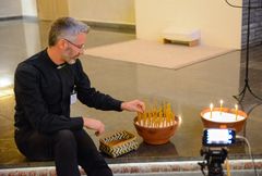 Anders Sandberg tände ljus i kapellet efter att människor skrivit kommenterar på facebook. I år blir det andra slags ljus som inte brinner så snabbt som vaxljus. Foto: Lina Eriksson