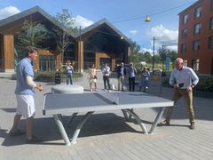 I samband med invigningen av Silvertorget passade kommunstyrelsens ordförande Olov Holst (M), på att testa pingisbordet som står på torget. Motståndare var Kim Hultén, verksamhetschef Bonava.