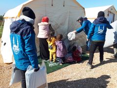 Islamic Relief hjälper en kvinna och tre barn i Afrin, Syrien efter den svåra jordbävningen. De får bland annat filtar, täcken, hygienartiklar och ett tält att sova i. Foto: Islamic Relief