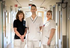Elisabet Skeppner, leg hälso- och sjukvårdskurator, Peter Kirrander, överläkare i urologi och Matilda Nederfeldt, sjuksköterska jobbar i peniscancerteamet på USÖ. Foto: Håkan Risberg/Region Örebro län