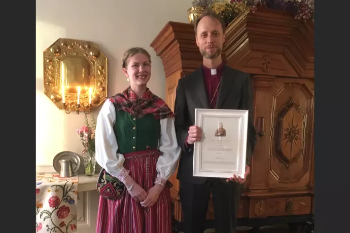 Lisa Björck fick ta emot Västerås stifts Karl Cederqvist-stipendium för sitt engagemang i klimatfrågor. Priset delades ut av biskop Mikael Mogren. Foto: Cecilia Redner