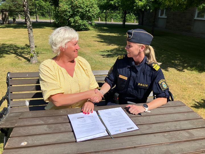 foto: Björn Öberg. Kristina Edlund (S), kommunstyrelsens ordförande, och Ann-Christine Rehnström, lokalpolisområdeschef skakar hand efter att ha skrivit under dokumenten.