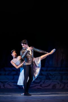 Madeline Woo och Gianmarco Romano. Askungen, Kungliga Baletten. Foto Kungliga Operan/Carl Thorborg