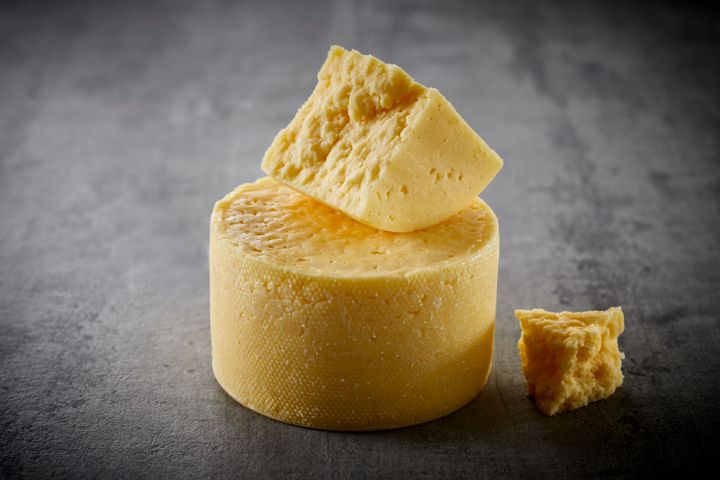 Den nya osten Guldklimp är en av Arla Unikas experimentella mejeriprodukter, som utvecklas för de skickligaste kockarna i Norden. Foto: Arla
