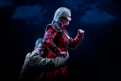 Daniel Johansson som José och Miriam Treichl som Carmen i Kungliga Operans hyllade uppsättning. Foto Kungliga Operan/Markus Gårder