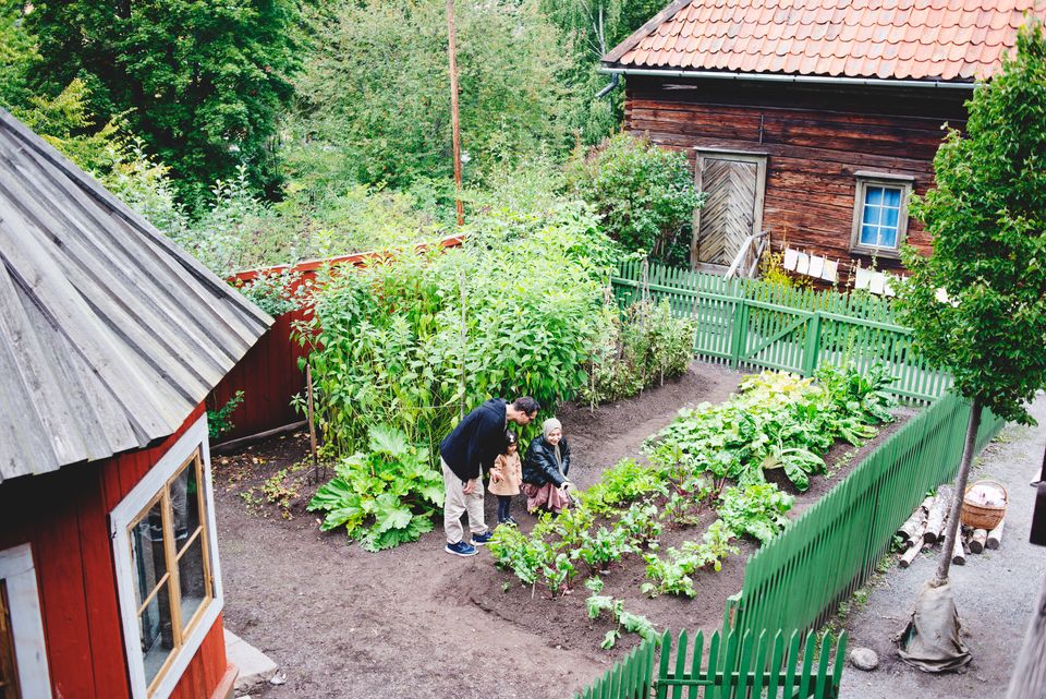 Familj i boktryckarbostadens trädgård.