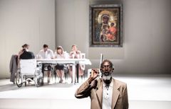 Längst fram i bild: Mamadou Góo Bâ i Mein Kampf/Teatr Powszechny Foto: Magda Hueckel