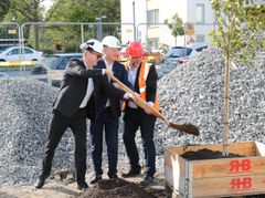 Gemensamt första spadtag för 92 nya hyresrätter längs Nordmarksvägen i Farsta strand. Jonas Schneider, vd Familjebostäder, Dennis Wedin, bostadsborgarråd och Marcus Andersson, regionchef Skanska Sverige planterade tillsammans en magnolia.