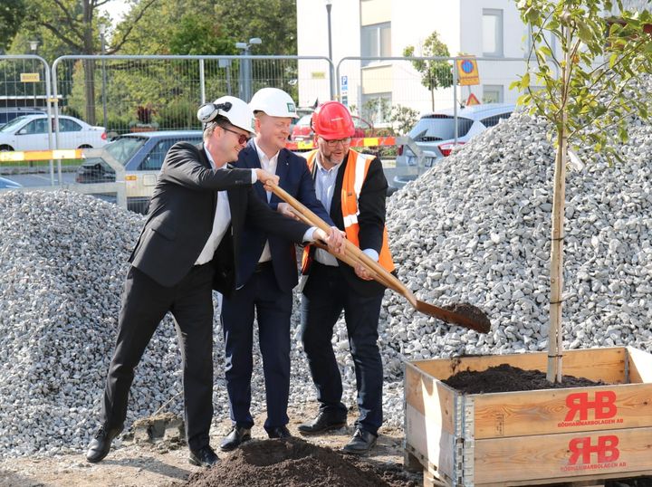 Gemensamt första spadtag för 92 nya hyresrätter längs Nordmarksvägen i Farsta strand. Jonas Schneider, vd Familjebostäder, Dennis Wedin, bostadsborgarråd och Marcus Andersson, regionchef Skanska Sverige planterade tillsammans en magnolia.