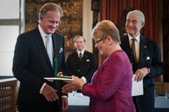 Stefan Persson, H&M, mottar Näringslivsmedaljen ur näringsminister Maud Olofssons hand. I bakgrunden Kungl. Patriotiska Sällskapets ordförande Johan Nordenfalk.