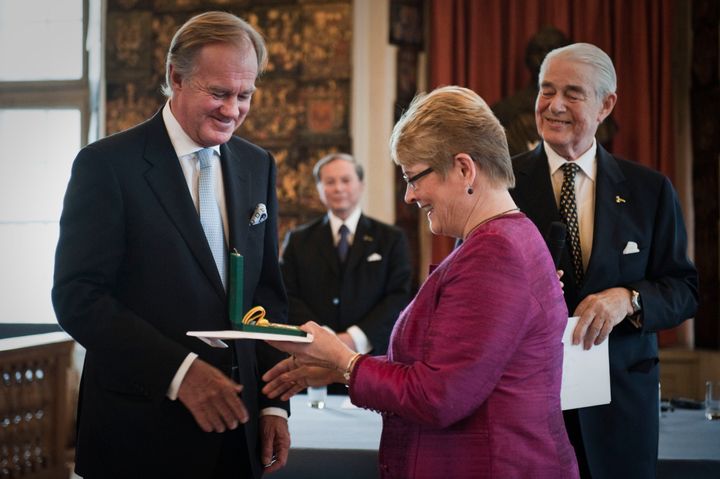 Stefan Persson, H&M, mottar Näringslivsmedaljen ur näringsminister Maud Olofssons hand. I bakgrunden Kungl. Patriotiska Sällskapets ordförande Johan Nordenfalk.
