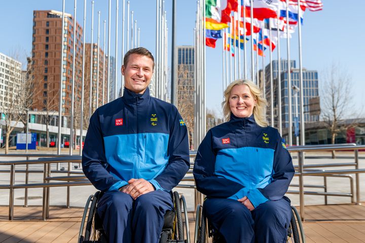 Viljo Petersson Dahl och Kristina Kicki Ulander blir svenska fanbärare under invigningen av Paralympics i Peking 2022. Foto: Simon Hastegård/Bildbyrån