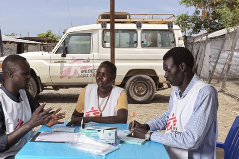 Sjukvårdspersonal planerar en vaccinationsinsats mot hepatit E i Bentiu flyktingläger i Sydsudan . Foto: Peter Caton.