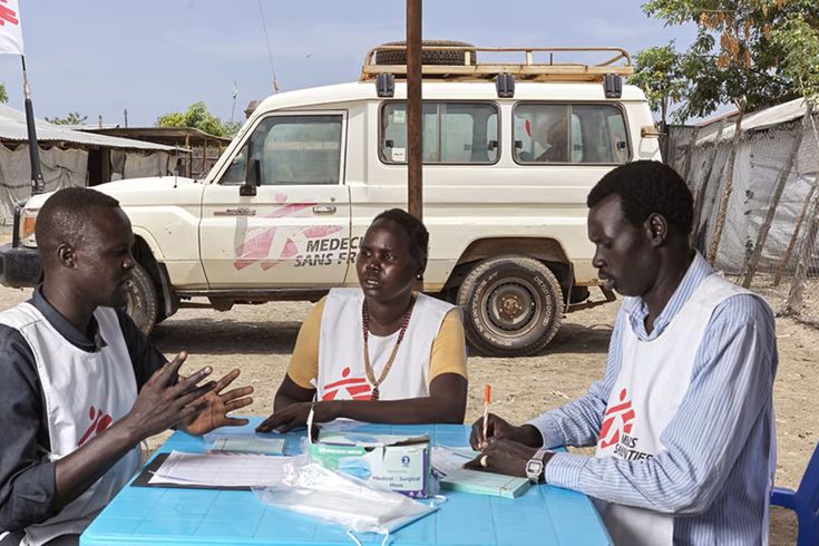 Sjukvårdspersonal planerar en vaccinationsinsats mot hepatit E i Bentiu flyktingläger i Sydsudan . Foto: Peter Caton.