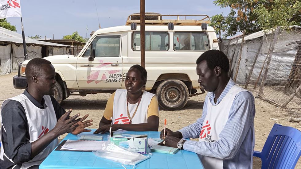 Sjukvårdspersonal planerar en vaccinationsinsats mot hepatit E i Bentiu flyktingläger i Sydsudan . Foto: Peter Caton.