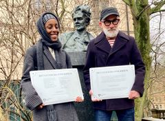 Författarna Mona Monasar och Petrus Dahlin får litterära skyltar. Foto: Olivia Borg