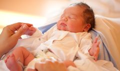 Coronapandemin har inneburit att nyfödda ibland behöver separeras från sina föräldrar, om en eller båda är smittade med covid-19. I en studie ledd från Akademiska ska forskarna ta reda på hur separationen upplevs.