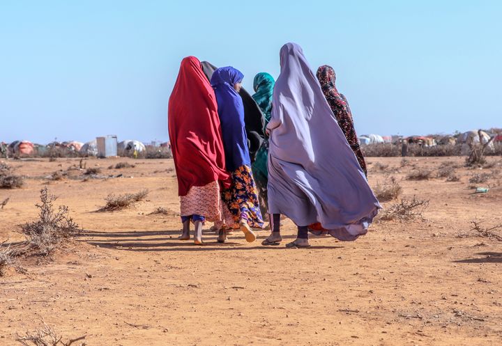 – I samband med kriser, och då särskilt vid torka, går kvinnor och flickor långa sträckor varje dag på jakt efter vatten. Det ökar risken för att de ska råka ut för våld, säger Sadia Allin, landchef på Plan International Somalia och Somaliland.