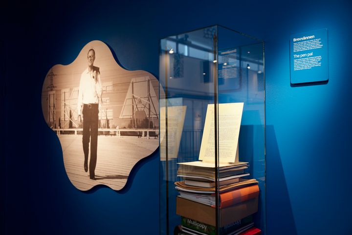 Utställningen Hej Ingvar! ger en mer intim och personlig inblick i Ingvar Kamprads liv. Genom tidigare opublicerade intervjuer – med bland annat tidigare medarbetare, IKEA-legender samt gamla vänner och bekanta – ska besökarna få en djupare förståelse för mannen bakom fenomenet IKEA.