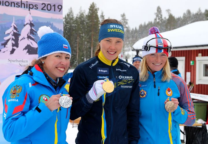 Tove Alexandersson vann guldet på VM-långdistansen i skidorientering. Här tillsammans med tvåan Alena Trapeznikova och trean Mariya Kechkina, båda Ryssland. Foto: Mårten Lång/Svenska Orienteringsförbundet
