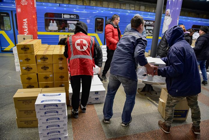 Utdelning av mat, vatten och förnödenheter till människor som sökt skydd på en tunnelbanestation i Kiev.