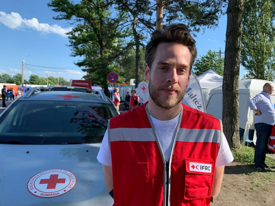 Daniel Aftonfalk från Svenska Röda Korset på uppdrag i Rumänien där ukrainska flyktingar får stöd.