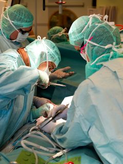 Kärlkirurgen Artai Pirouzram opererar vid Universitetssjukhuset Örebro som leder utvecklingen i världen tillsammans med andra internationella centra.