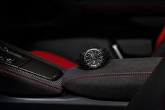 Som separat tillval till Porsche 718 Spyder RS finns en handtillverkad kronograf från Porsche Design Timepieces, Porsches eget urmakeri i Solothurm, Schweiz.
