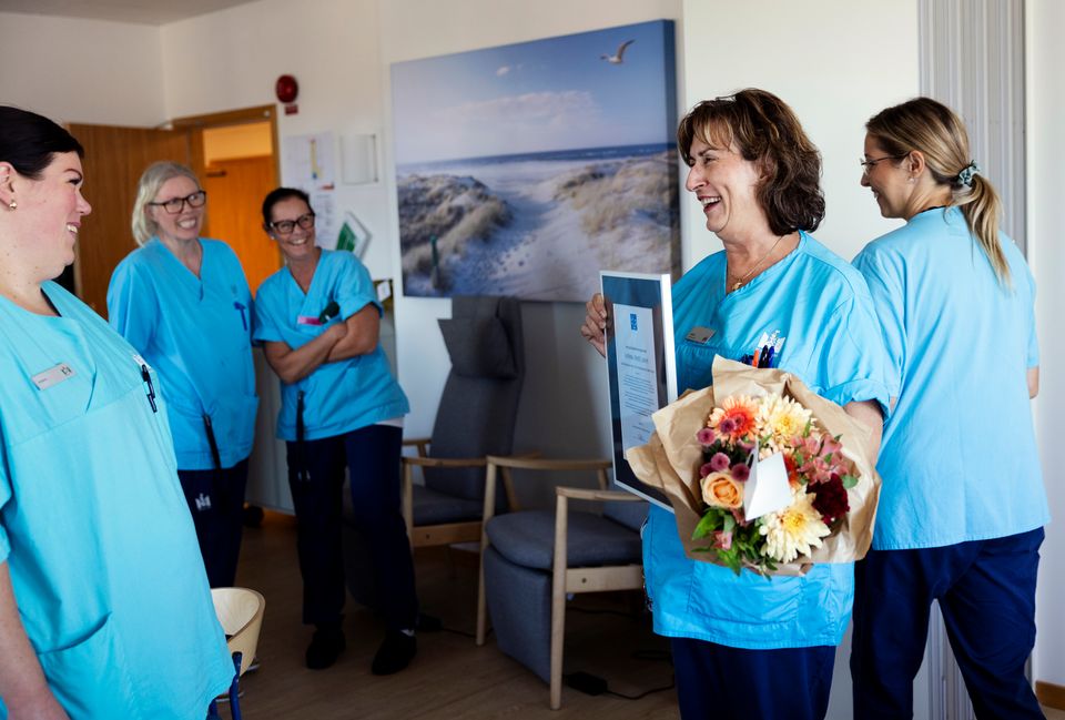 Addi Jahiri med kollegor vid prisutdelning