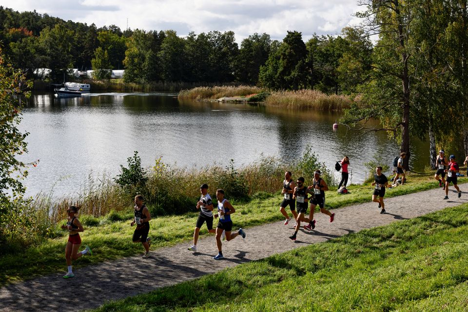 Lidingöloppet löpare längs vatten