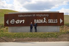 "E.ONs ångleveranser till Ragn-Sells är ett utmärkt exempel på hur industriella samarbeten kan öka den cirkulära återvinningen och minska påverkan på miljö och klimat," säger Per-Anders Tauson, chef för E.ONs fjärrvärmeverksamhet - här tillsammans med Mikael Hedström, vd för Ragn-Sells Treatment & Detox, efter avtalets tecknande på måndagen. Foto: Ragn-Sells