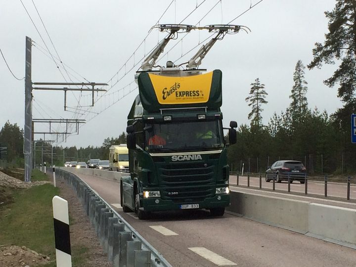 Sveriges första teststräcka för elväg finns på E16 vid Sandviken. Foto: Region Gävleborg