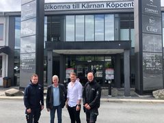 Josip Vidovic på Ömangruppen, Jan Hultegård och Jonathan Möller på Nyfosa samt Claz Hägerbring på Axcell Fastighetspartner, utanför Kärnans Köpcenter i Värnamo.
