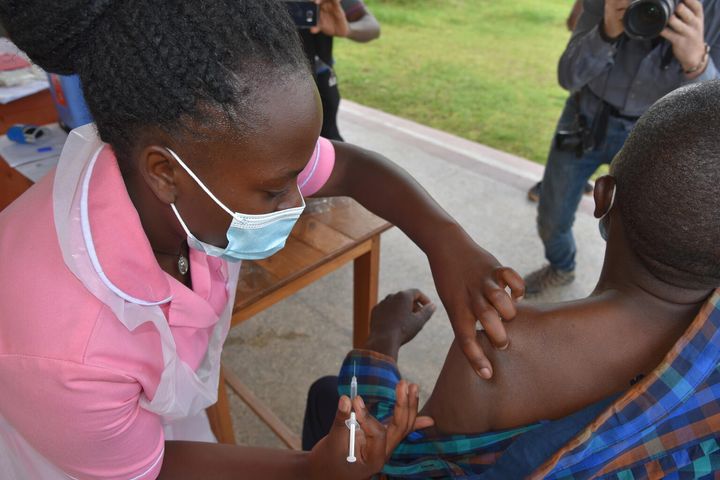 Aaron Twinomujuni som är matematiklärare på Bulimba Primary School vaccineras mot covid-19 vid Bwama Health Centre III på Bwama Island. Vaccinationerna ska påskynda öppnandet av skolorna i Uganda som varit stängda under mycket lång tid. Foto: Unicef