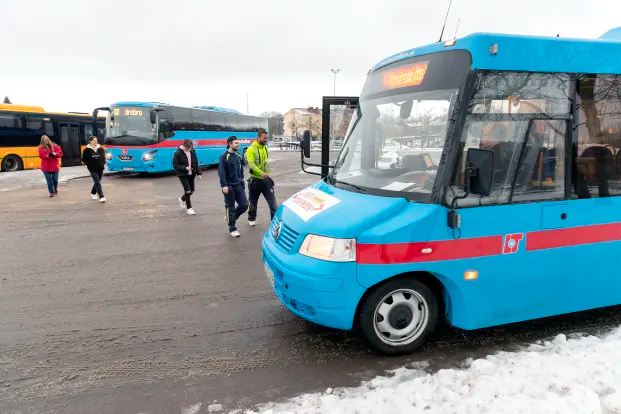 När resenärerna kliver av bussen från Örebro eller Karlstad är det enkelt att resa vidare med arbetsskytteln till Bofors eller Björkborn.
