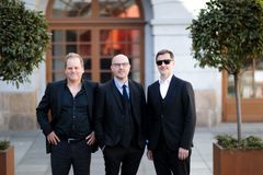 Stadsmuseets husband The Blue Sounds består av, från vänster: Jesper Kviberg, trummor; Patrik Boman, kontrabas; Carl Orrje, piano. Foto: Johan Stigholt.