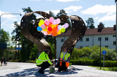Patrik Håll från tekniska enheten, Avesta kommun och kommunalråd Lars Isacsson släpper ceremoniellt iväg en stor klase med ballonger från konstverket Avamore i rondellen vid Alvar Aaltos unika byggnad i Avesta.
