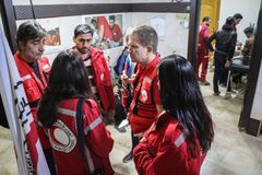 Martin Ärnlöv tillsammans med första hjälpen-volontärer på Röda Korsets klinik i Douma, Syrien.
