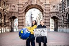 De är tillbaka. Julia Frändfors och Julia Lyskova gör i sommar en ny tv-resa på Aftonbladet. Den här gången med fokus på klimatförändringarna i ”Julia & Julia & Jorden”. Foto: Andreas Bardell/Aftonbladet
