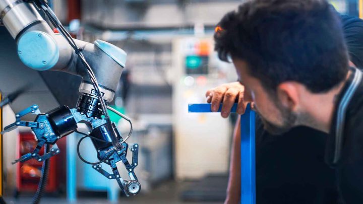 Ingenjörer på Universal Robots har fått med sig robotar hem för att kunna fortsätta jobba med forskning och utveckling på distans.