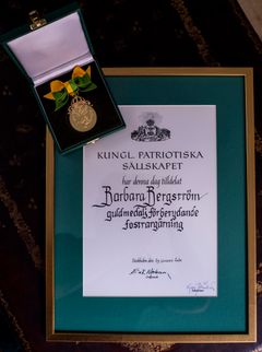 Fostrargärningsmedaljen med diplom. Foto: Pontus Lundahl.