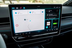 Den standardmonterade infotainmentdisplayen mäter 38 cm (15") diagonalt och har fått en helt ny utformning.