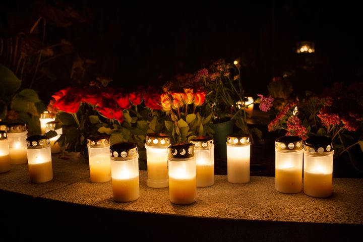 Gravljus lyser upp våra kyrkogårdar under allhelgonahelgen. (foto: Marcus Ibanez - Ikon)