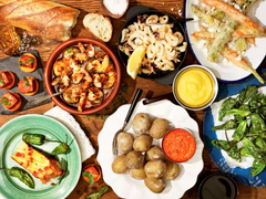 Tapas och grillad färsk fisk i topp på solsemestern