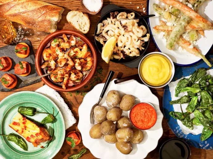 Tapas och grillad färsk fisk i topp på solsemestern