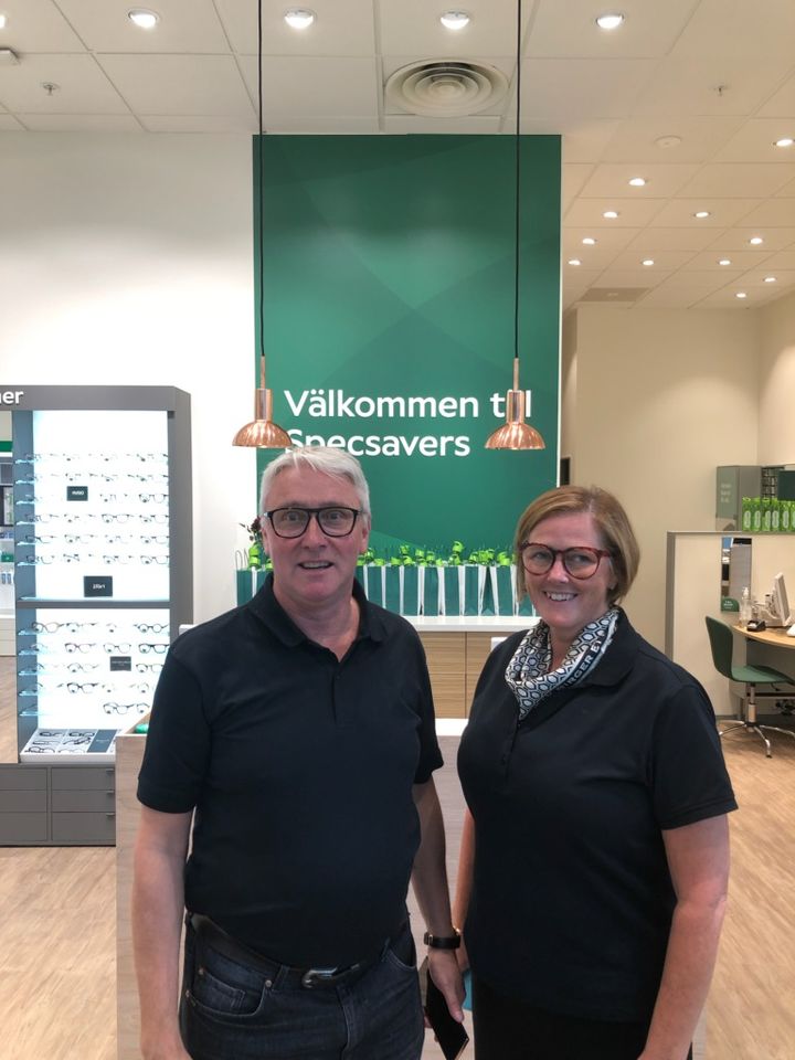 Tomas Hagvall och Helena Sääker, som tillsammans äger Specsaversbutiken i centrala Karlstad som nu byggts om och blivit större. Foto: Specsavers (fri för publicering).