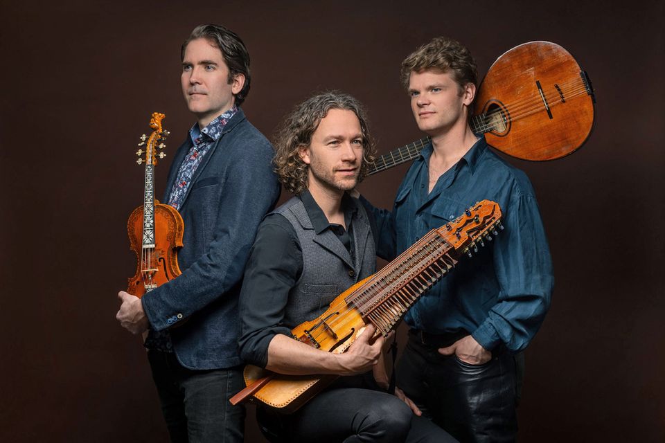 Tre mästare inom nordisk folkmusik förenar sina krafter i nytt trioformat. Med nyckelharpa, hardangerfela och cittern bjuder Erik Rydvall, Olav Mjelva och Ale Carr på en virtuos och stämningsfull resa genom den nordiska tonvärlden. Foto: Jaan Krivel.